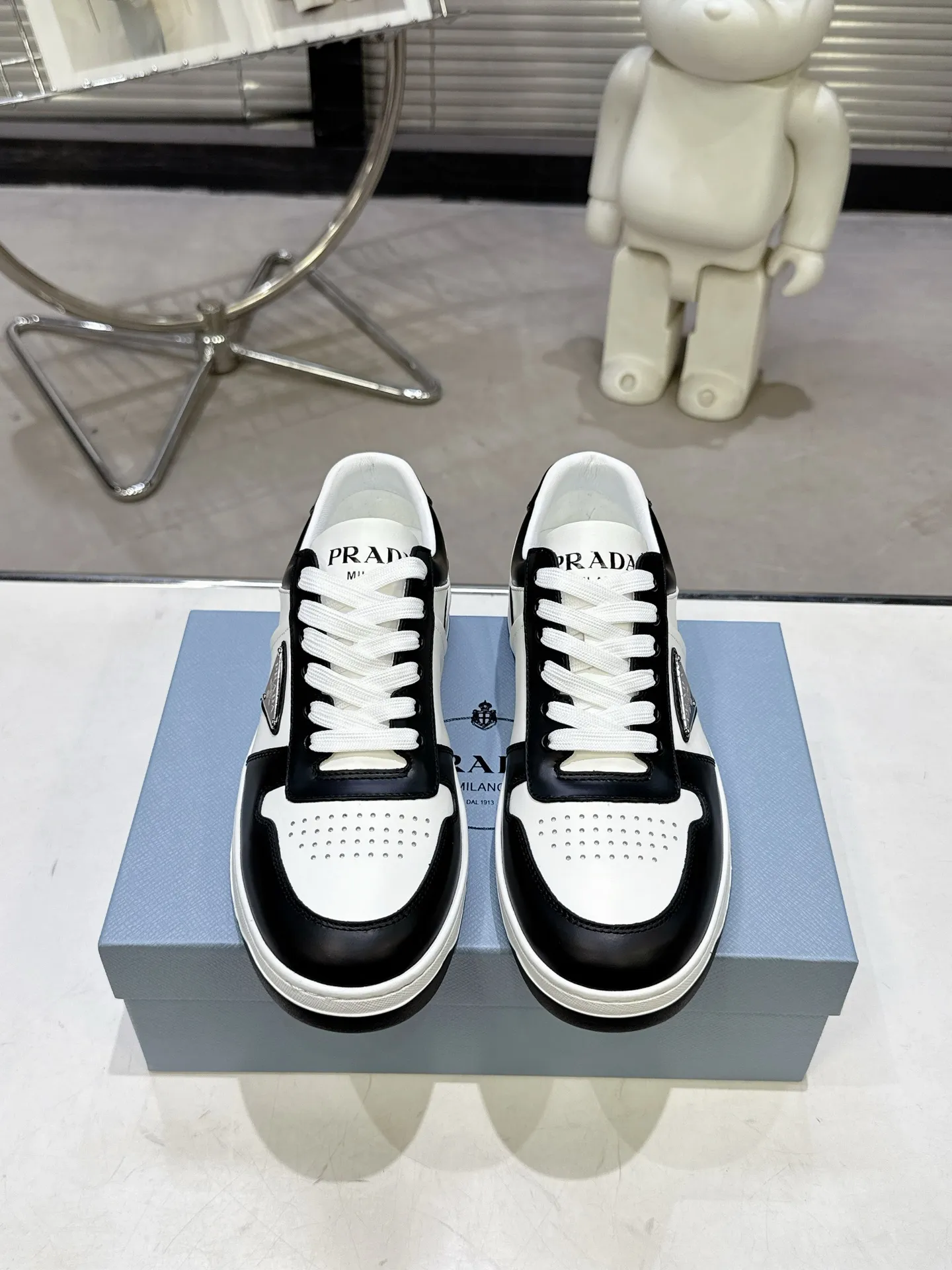 👟👟Ex-factory price 580👟👟 Couple style Prada Latest Downtown Bold series Triangle logo Casual sneakers White shoes Original purchase, development and production Downtown Bold sneakers are inspired by the basketball shoes of the 1980s, with a sporty design and exquisite details. Crafted from perforated leather, the statement platform sole provides a unique, modern style. The Prada logo is interpreted from different angles, decorated with the iconic enameled triangular metal logo, highlighting the unique classic style. Exquisite packaging at the delivery counter🛍📦 ▪️Fabric: Original custom imported first-layer cowhide ▪️Lining: Original imported soft sheepskin ▪️Outsole: Original open-molded rubber bottom material ▪️Size: Women's 35-40 Men's 39-45